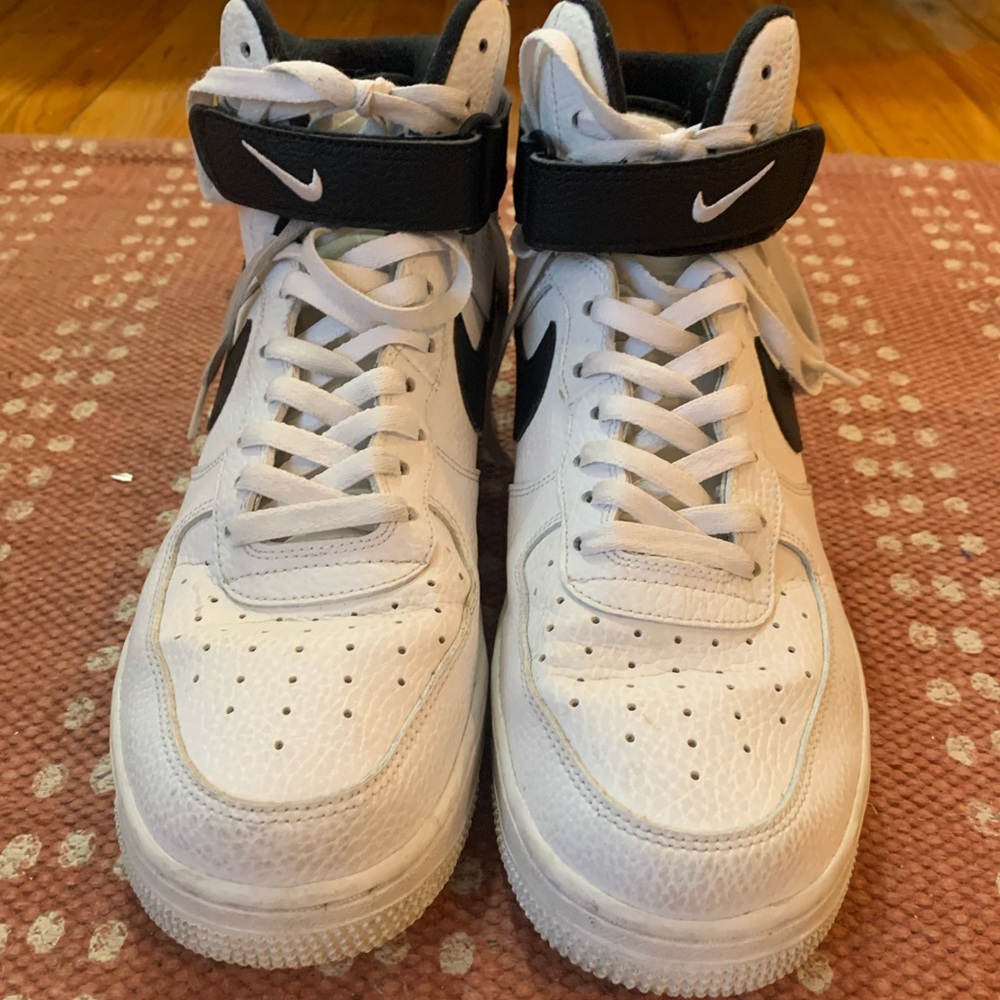 BARELY WORN!! NIKE AIR FORCE HIGH TOPS size 10 women’s